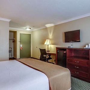 Howard Johnson By Wyndham Reseda Hotel & Suites